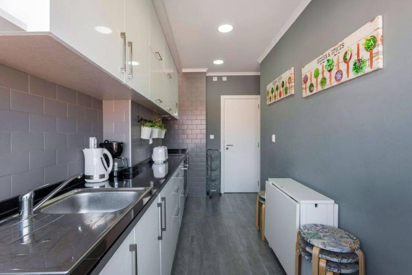 Be Local - With 2 Bedrooms In Moscavide - Lejlighed